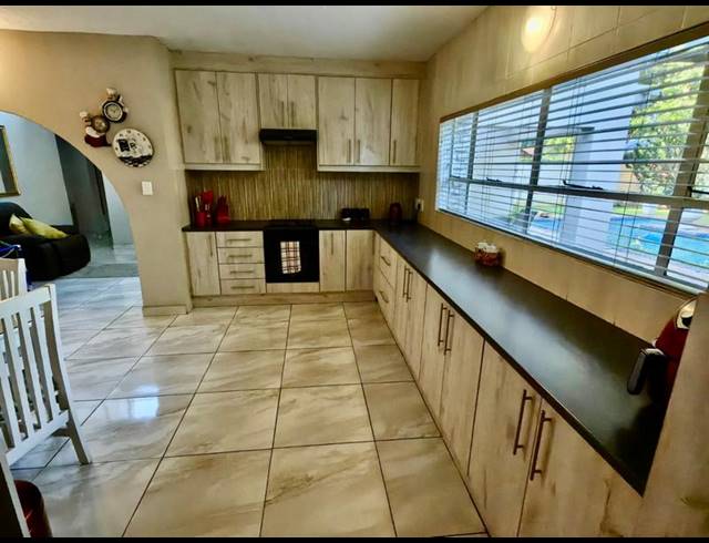 4 BEDROOM HOUSE FOR SALE IN VANDERBIJLPARK SW 5